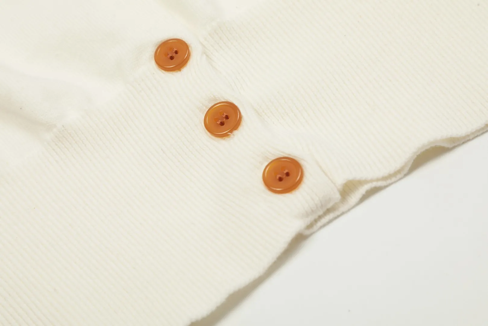 VIVI115 # vivienne west wood Vivienne classic knitted sweater wool cardigan 2024 autumn latest style Exclusive and highest quality on the entire network Order with confidence - 🧩 15% merino cotton wool 85% wool blend 🧩Correct Italian 🇮🇹100% wool washed wheat logo 🧩Original purchase, real mold opening 🧩Original purchase records and comparison pictures can be provided. Place your order with confidence. 🧩Instant sale of all Taobao 300+ versions. The purchasing quality is excellent. It is definitely not a copywriter party. It is a real good product. The real product far exceeds the budget. Size: S -M- L. Color: black, white, light green, purple, apricot.